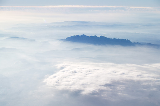 Montserrat por encima del mar de niebla
